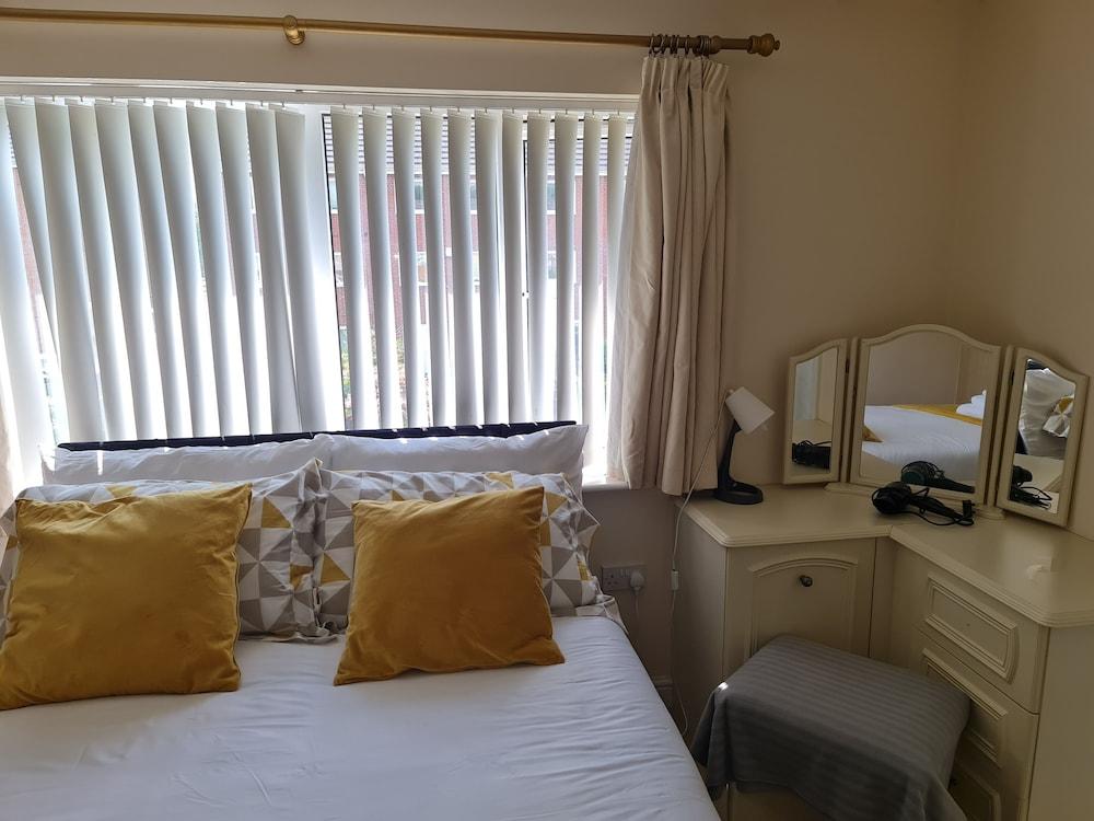 Stunning 4-bed House in Walsall