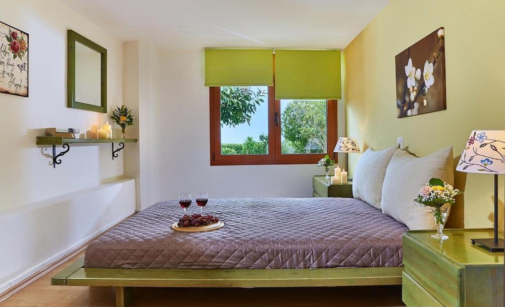 Bright Luxuriously Simple Apartment With Shared Pool