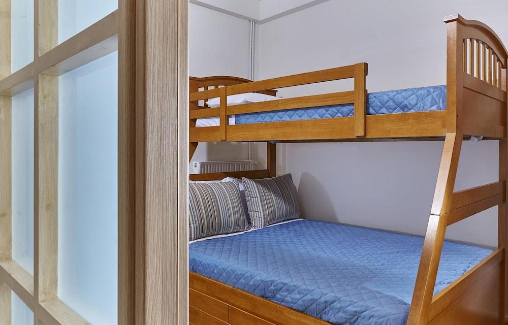 Bright Luxuriously Simple Apartment With Shared Pool