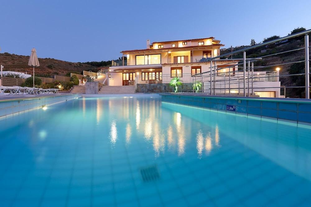 Charming Retro Studio With Shared Pool and View