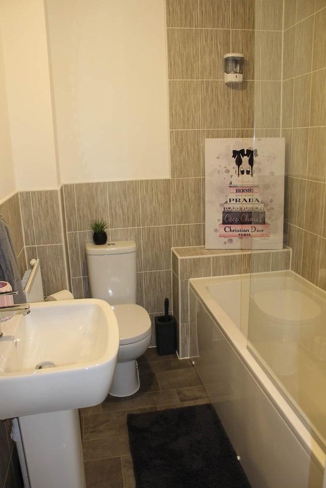 1-bed House - Sleeps 2 - Parking, Wifi