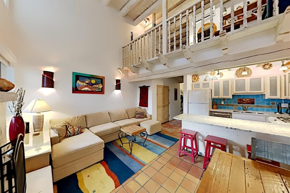 Casa Monzon - Perfect Location, Bright and Sunny Interior