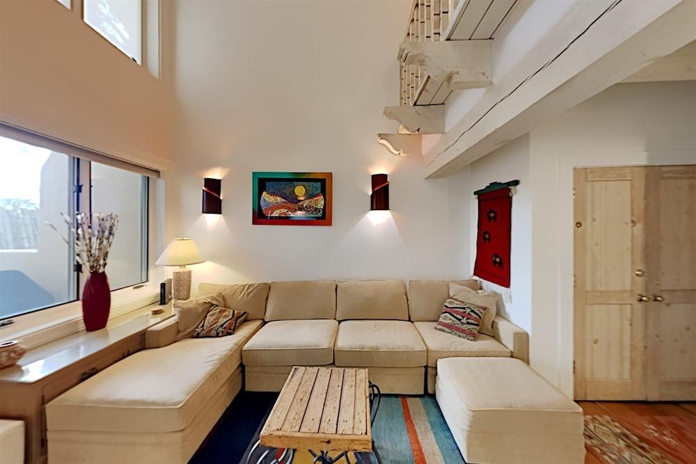 Casa Monzon - Perfect Location, Bright and Sunny Interior