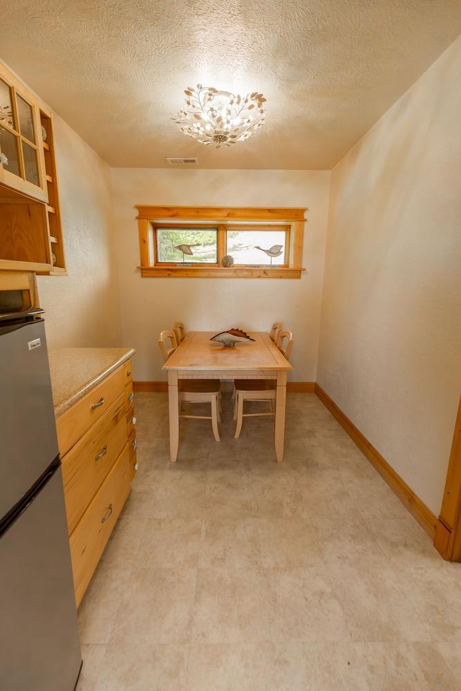 Byrdies Beach House at Crook Point