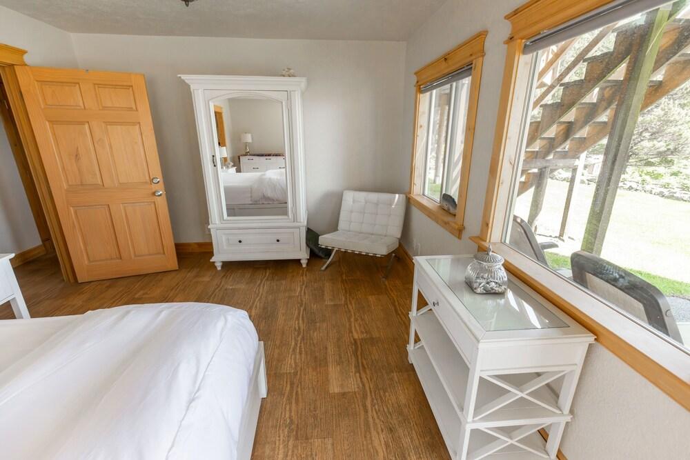 Honeymoon Cove at Crook Point