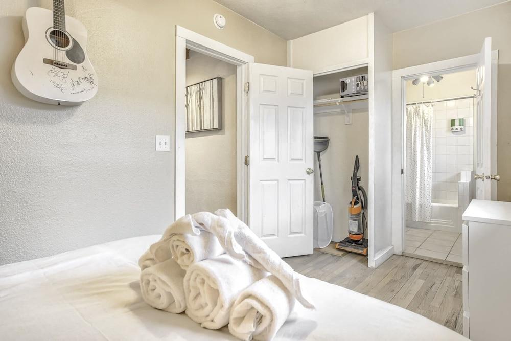 2BR Central Location Big Backyard & Dog Friendly!