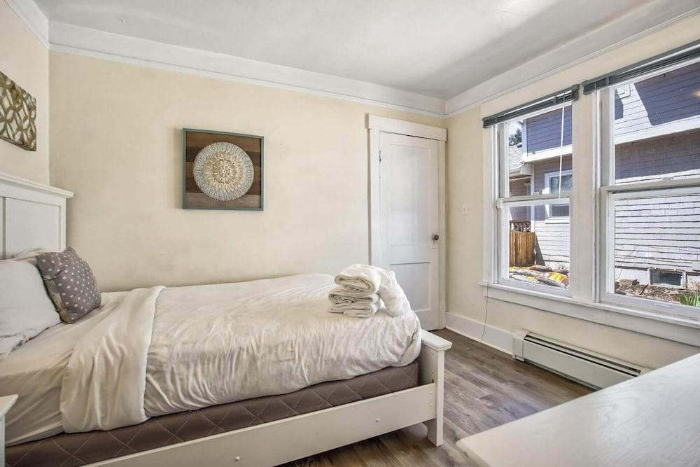 3brminutes to Downtowndog Friendly