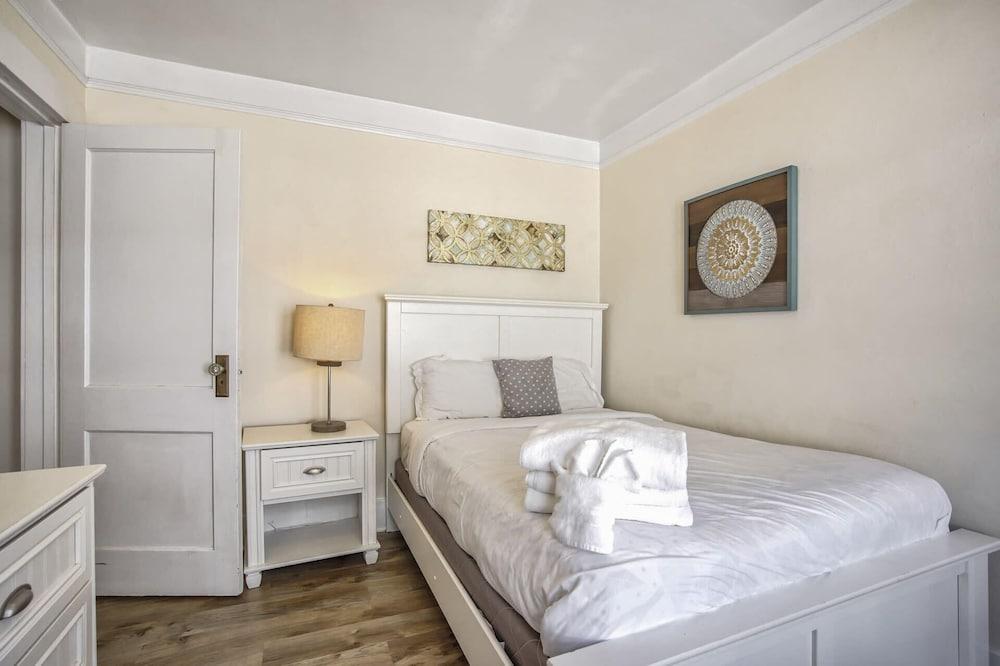 3brminutes to Downtowndog Friendly