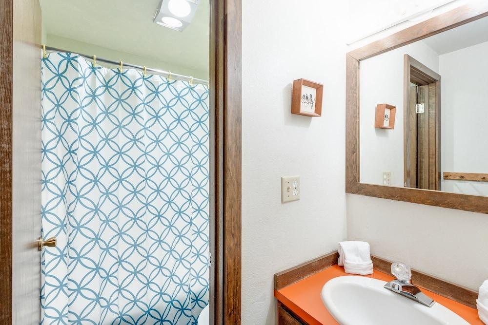 33SW - WiFi - Fireplace - Amenities - Sleeps 4