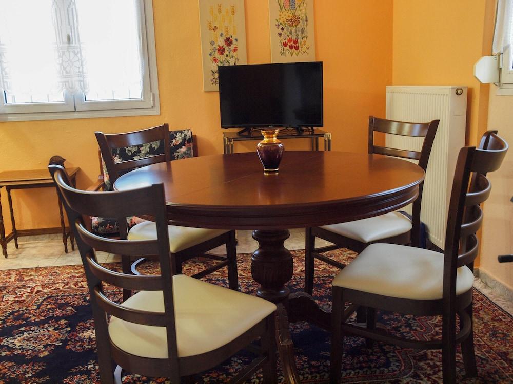 Charming Trikala Apartment With Garden & Central Heating