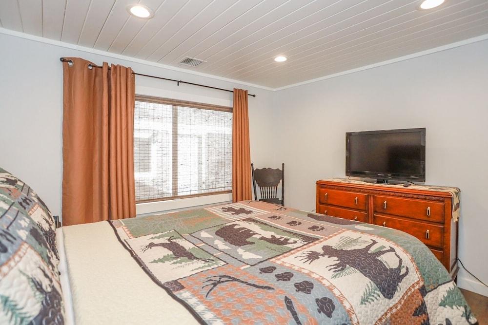 Comet's Cabin 3 Bedroom Home by RedAwning