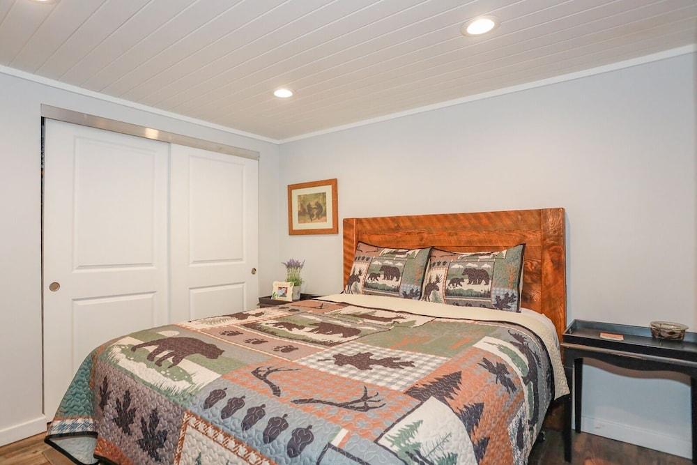 Comet's Cabin 3 Bedroom Home by RedAwning