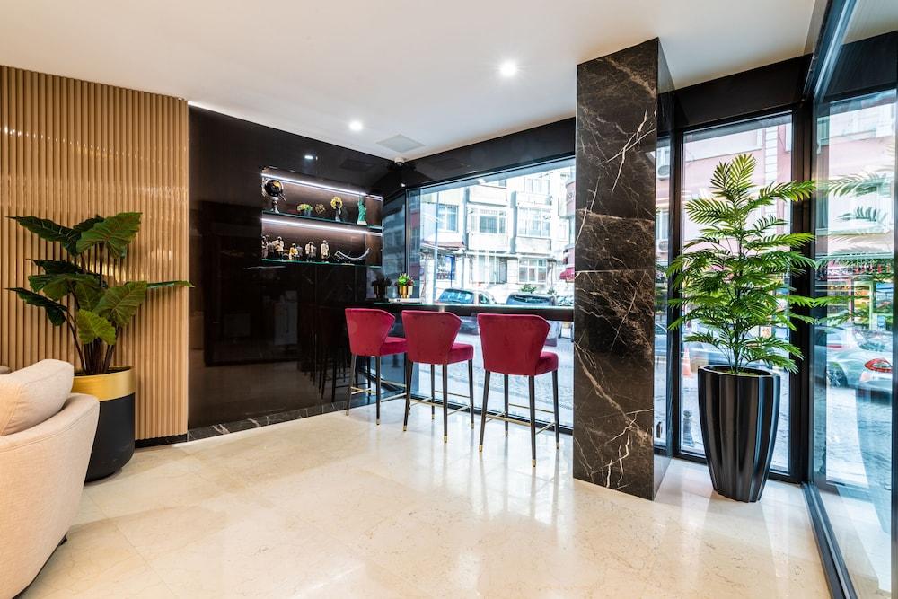 Aprilis Deluxe Hotel