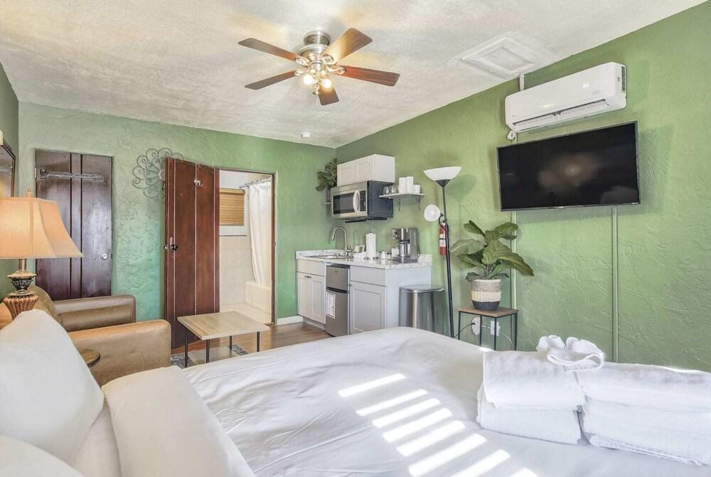 1BD Suiteclose to Red Rocksdogs Welcome!