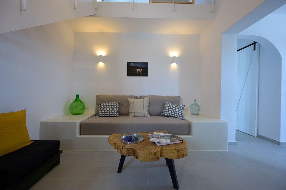 Oia Kissiri - private pool Villas