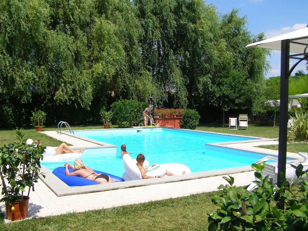 Room in Farmhouse - Hortensia Apartment