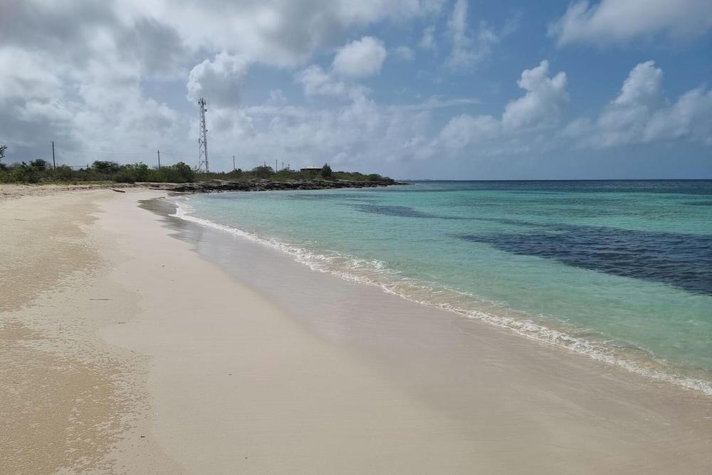 Harrys Cottages Cottage 5 Right on the Pink Sand