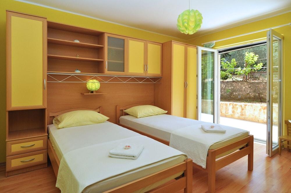 Spacious 100m2 apt W.big Terrace & Great sea View