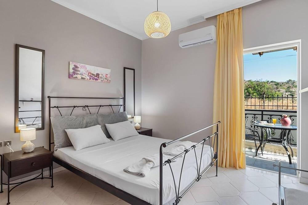 Superior Apartment - Overlooking Chania-with Pool