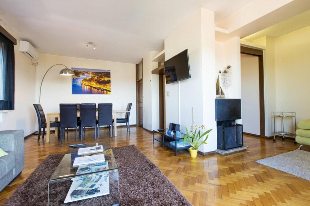 LV Premier Clerigos RE1 AC Elevator River View