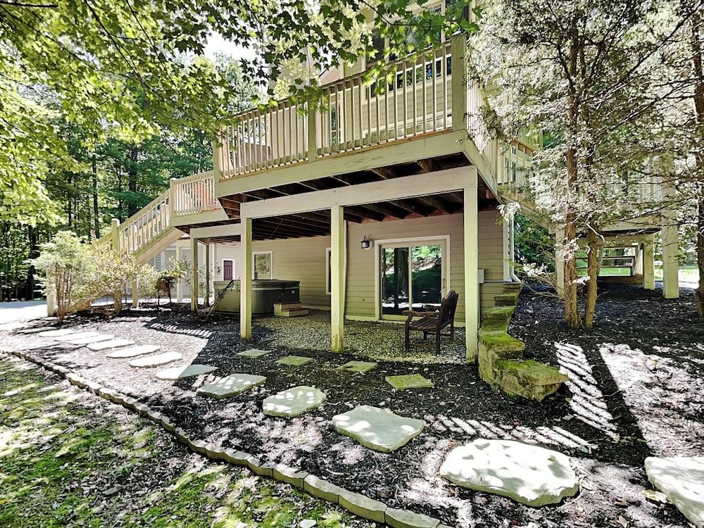 Black Bear Lodge by Taylor Made Deep Creek