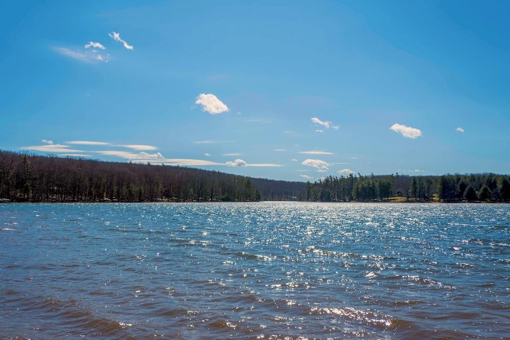 Lucky Bear Lakeside by Taylor Made Deep Creek