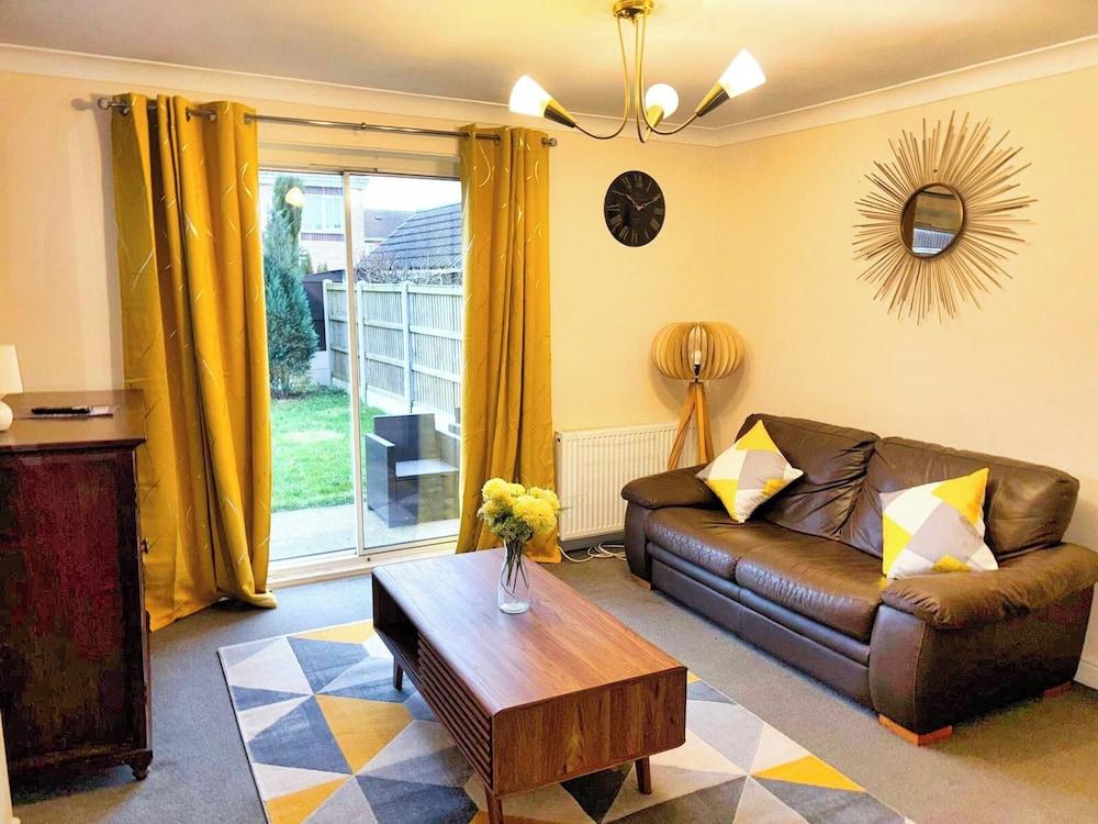 2 Bed House - Sleeps 4 - Parking - Pets - Garden