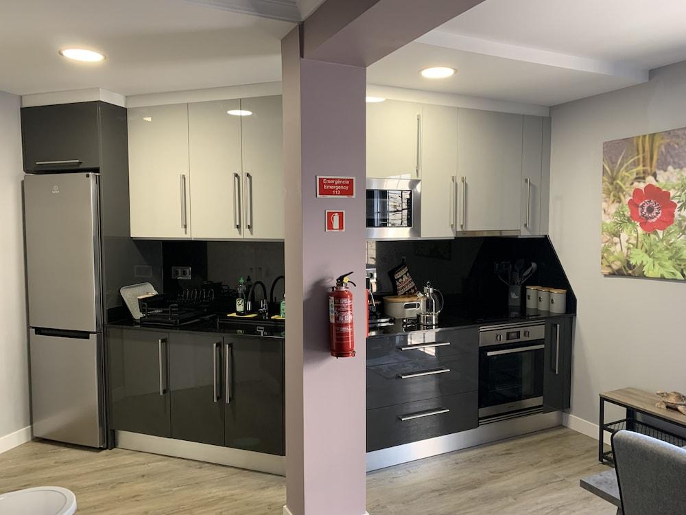 Funchal Apt- Sleeps 2 - Pool & Parking - Madeira