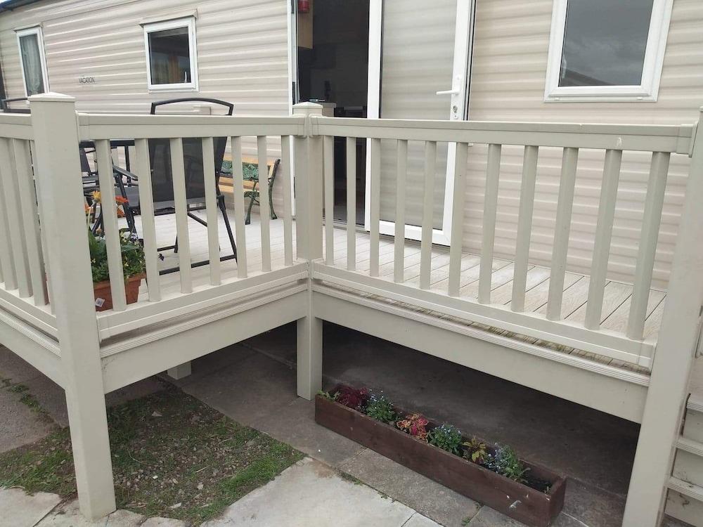 2 Bedroom 6 Berth Caravan With Decking