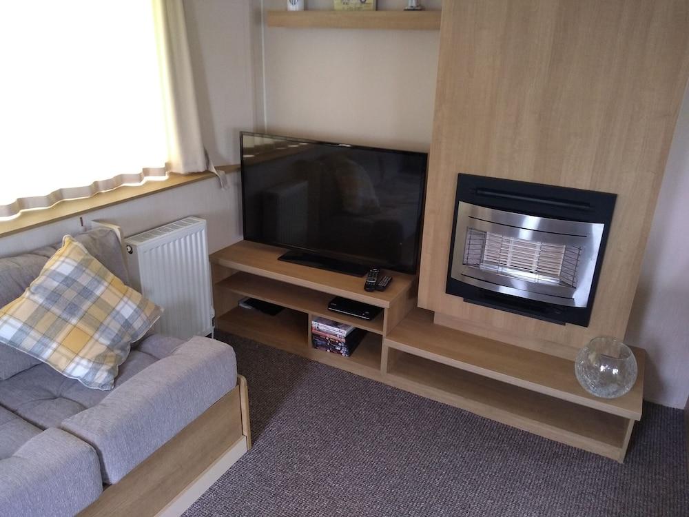 2 Bedroom 6 Berth Caravan With Decking