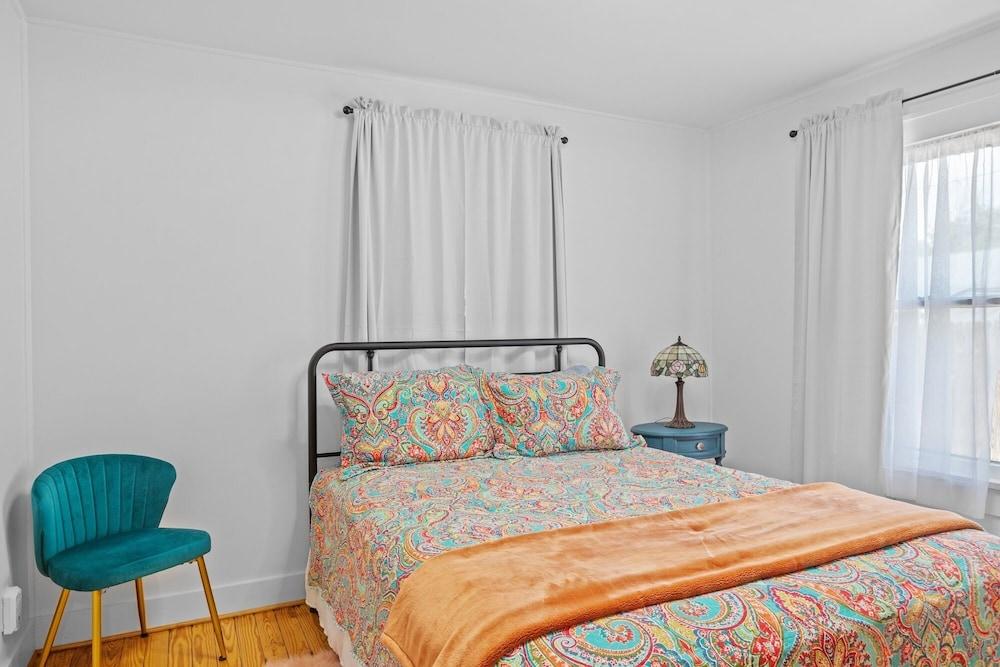 Deannies Cottage 2 Bedroom Cottage by RedAwning