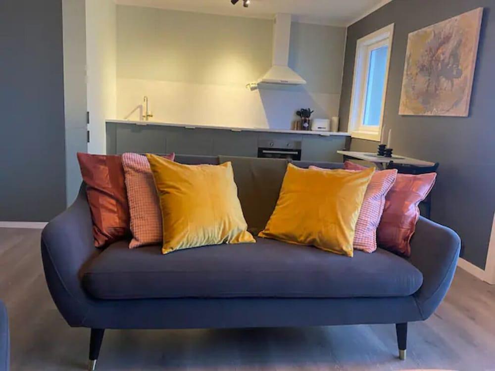 Cozy One Bedroom Apartment With Balcony