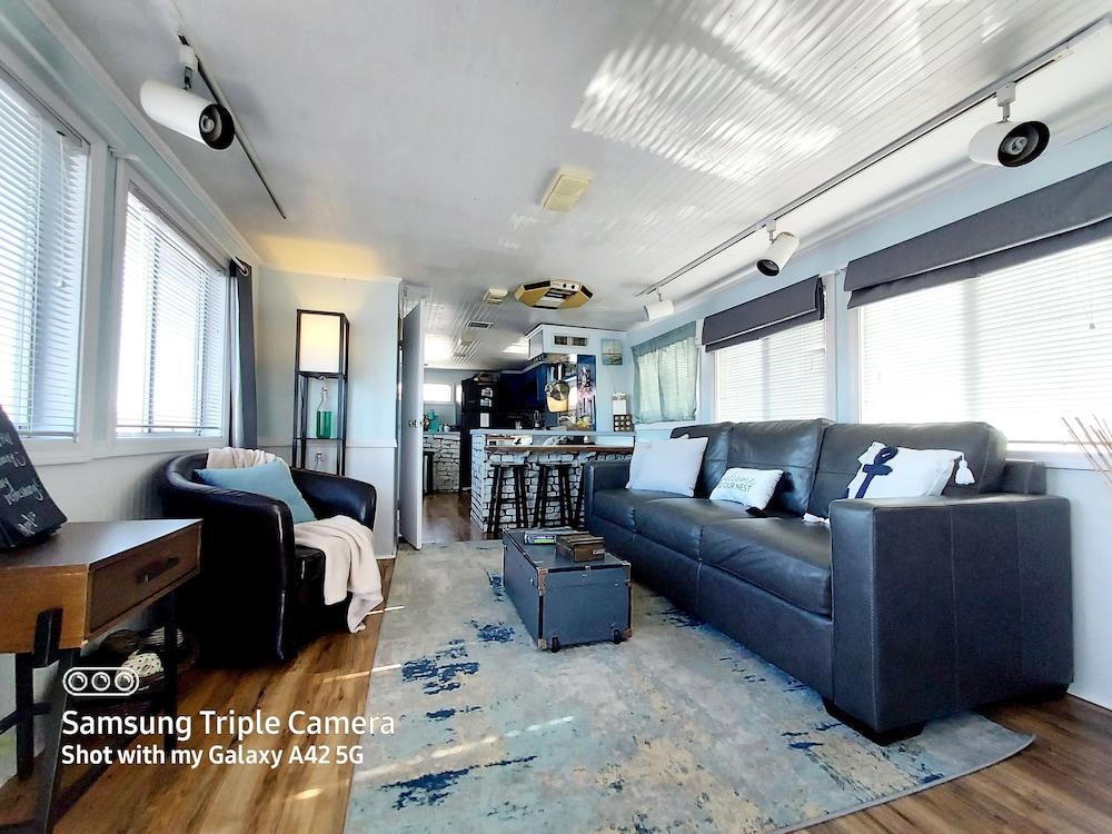 2 Story Houseboat Seeking a Captain Fishpets Ok