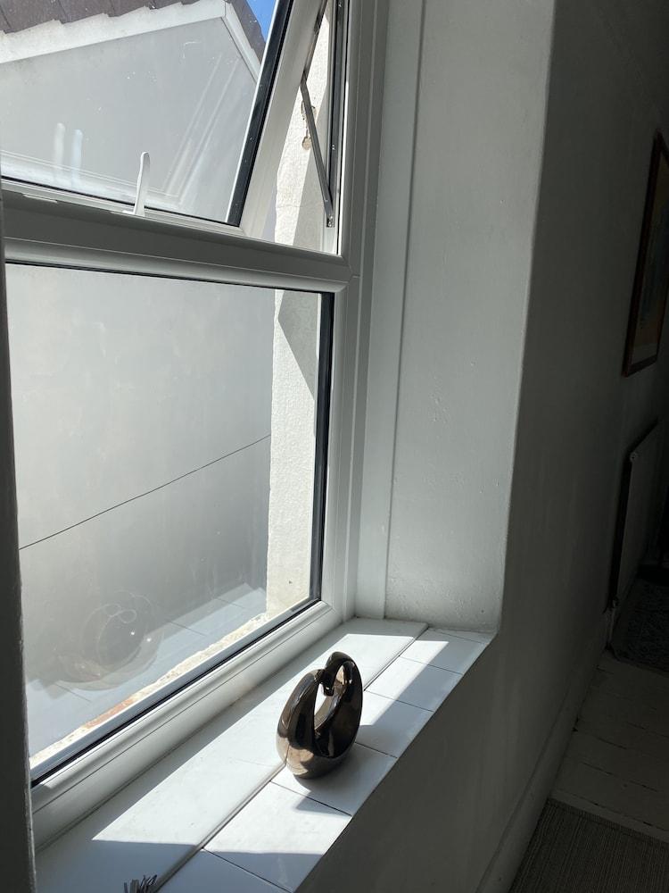 Stunning 2-bed Apartment Above Schooners Bar