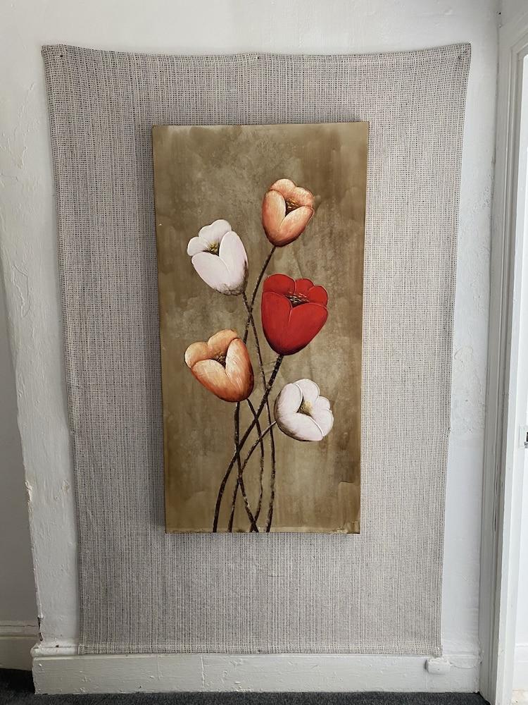 Stunning 2-bed Apartment Above Schooners Bar