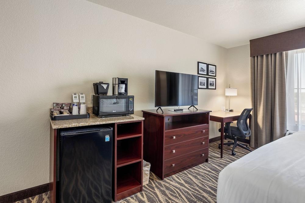 Cobblestone Hotel & Suites - De Pere/Green Bay