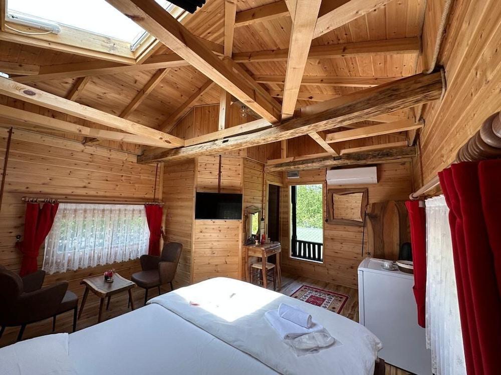 Teona Caglayan Bungalov