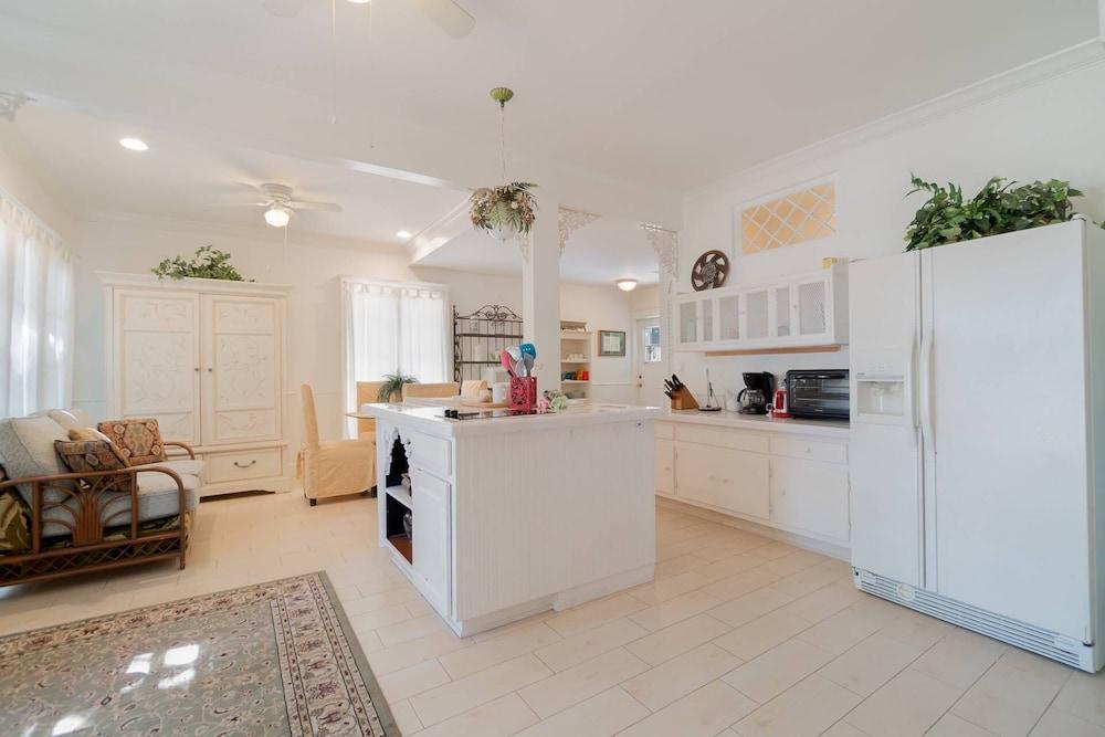 New Live Oak Cottage/beach/downtown/pool/shops/cafés