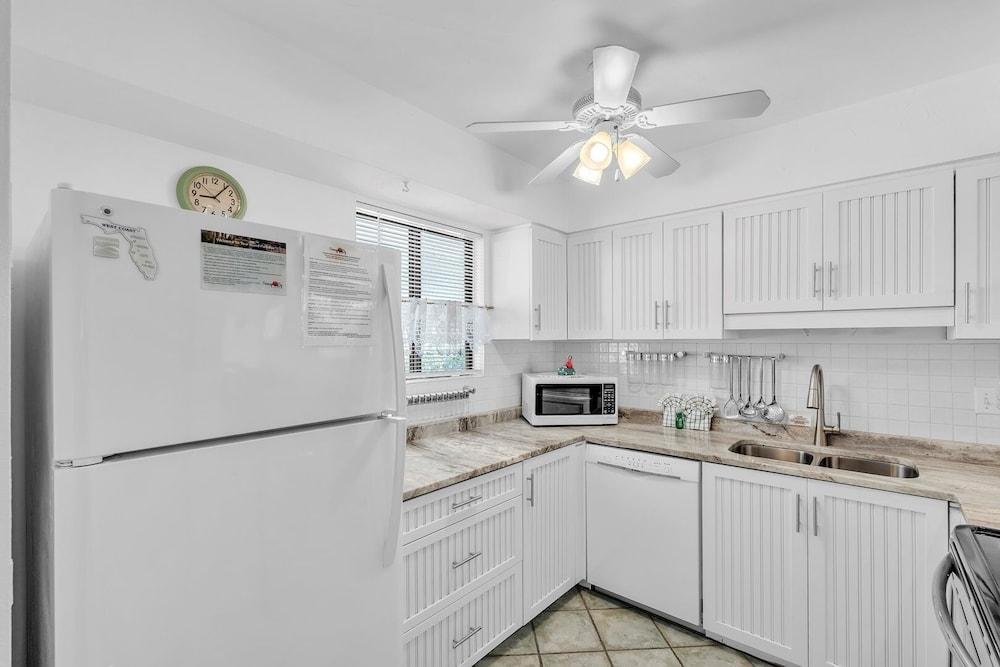 Fun N Sun 1 Bedroom Condo by RedAwning