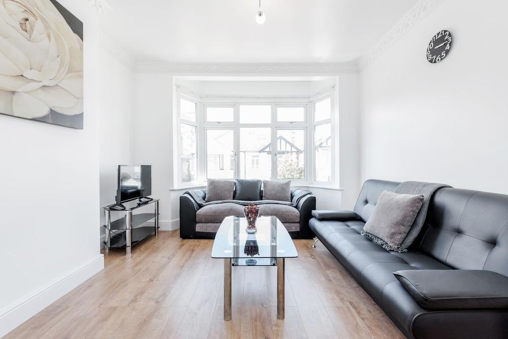 Charming 3-bed Apartment in Romford