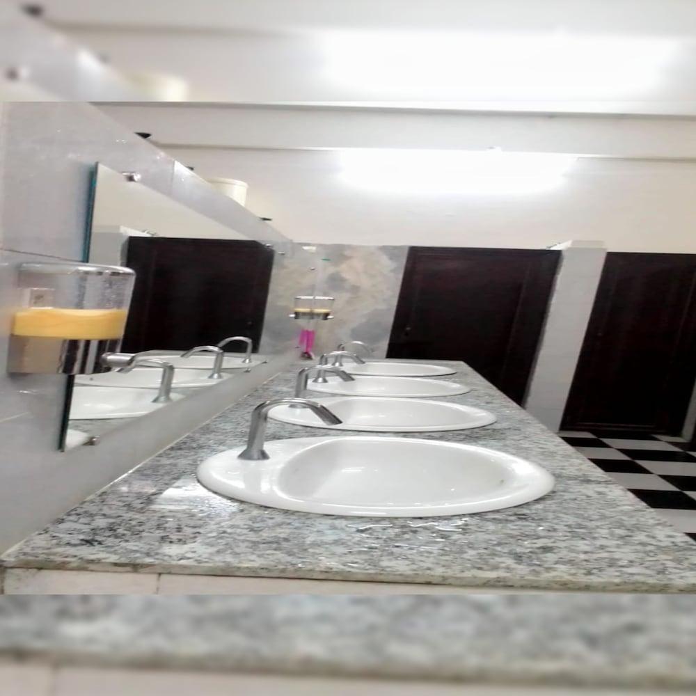 Abuzz Oxfordcaps Shimla - Hostel