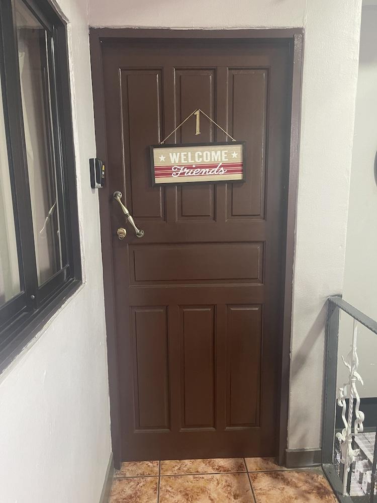 Luxurious Central Apt / 5 min from the Airport