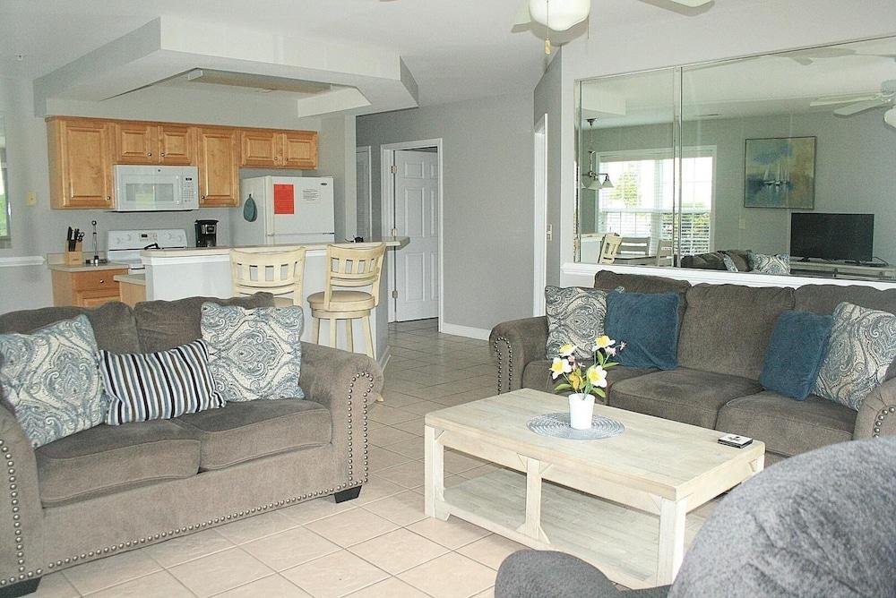 2503m 1 Bedroom Condo by RedAwning