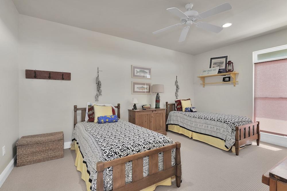Tramarlis - Bright And Airy Bayfront Home. Enjoy Unobstructed Views And Amazing Fishing! 5 Bedroom Home by RedAwning