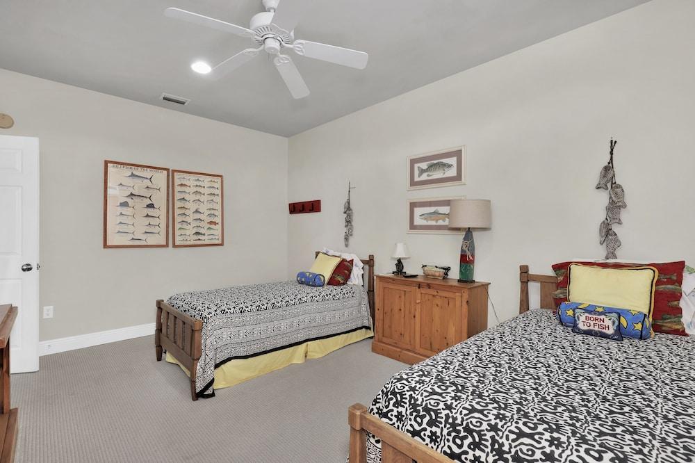 Tramarlis - Bright And Airy Bayfront Home. Enjoy Unobstructed Views And Amazing Fishing! 5 Bedroom Home by RedAwning