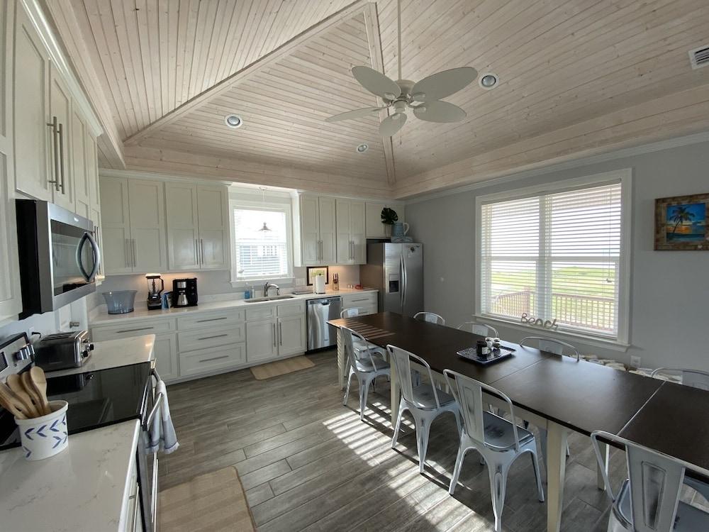 The Blue Crab, Bayfront 4 Bedroom Condo by the Beach, Private Pool by RedAwning