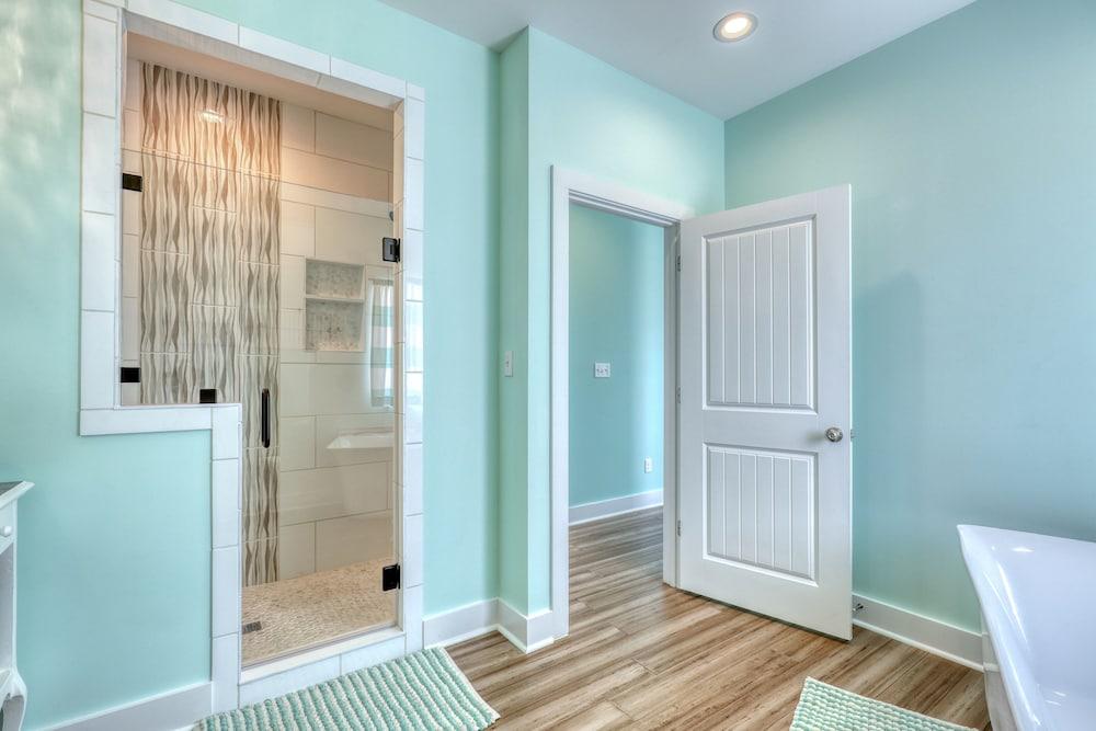 Salty Seahorse - Waterfront! Pet Friendly! Game Room, Pool Table, Beautiful Views - Room For The Whole Family 4 Bedroom Home by RedAwning