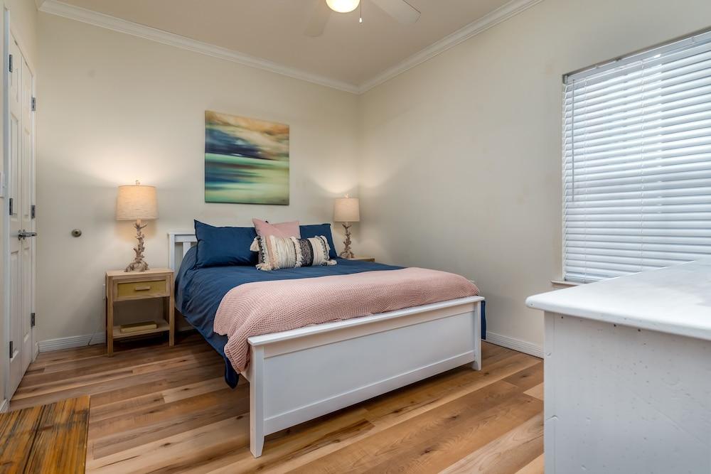 Rambl One - Gulf Facing - Beach Club Amenities Including Two Pools And A Boardwalk! Recently Remodeled And Refurnished 3 Bedroom Condo by RedAwning