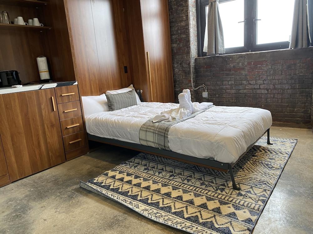 424 Gold Way - Studio Apt. 401