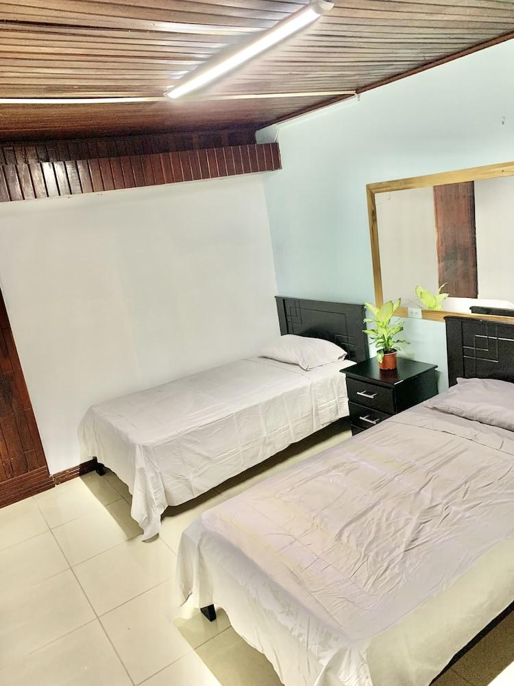 Global House Costa Rica Backpackers